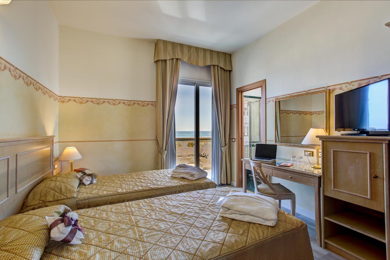 Hotel Byron ริมินี ภายนอก รูปภาพ