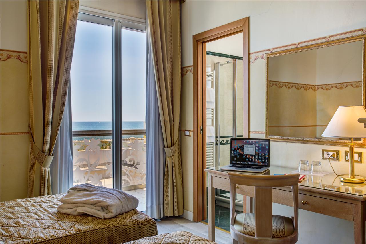 Hotel Byron ริมินี ภายนอก รูปภาพ