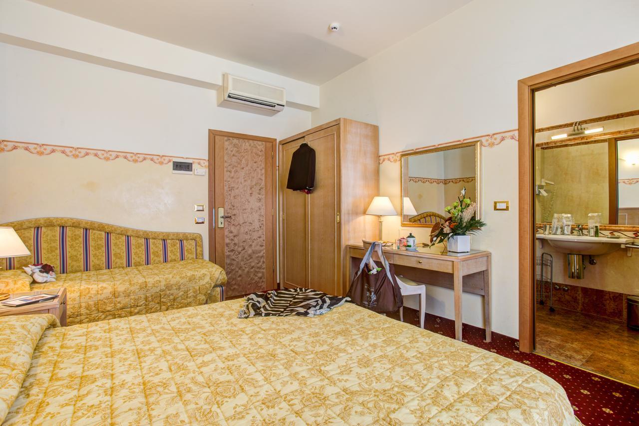 Hotel Byron ริมินี ภายนอก รูปภาพ